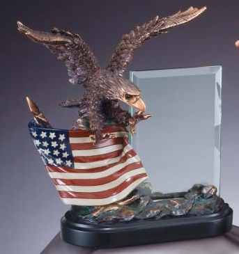 Eagle Sculpture With American Flag and Glass Plate RFB805